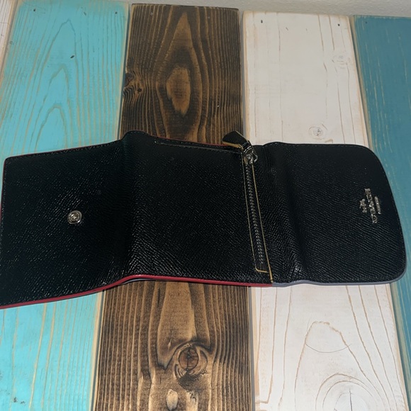 Coach Wyn Small Leather Black Wallet with floral interior - Picture 6 of 10